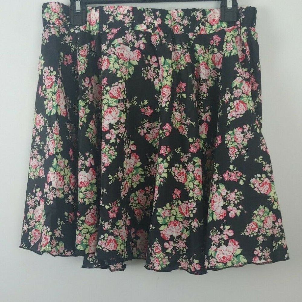 NWT Sho Sho flared elastic waist floral skirt